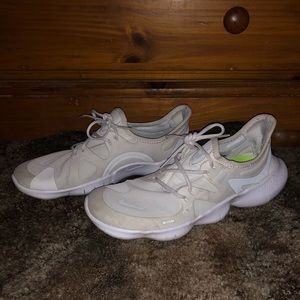 White Mens 7.5 Nike Free 5.0